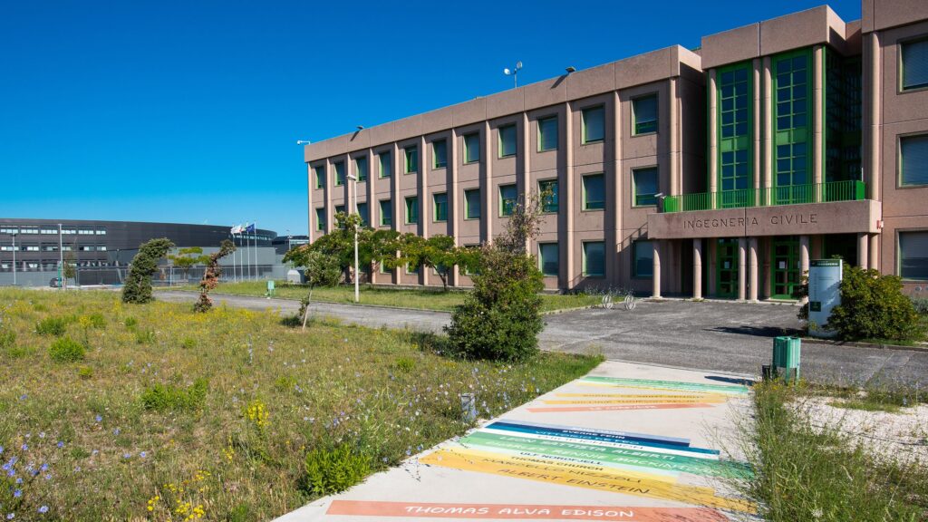 Facciata dell'edificio di Ingegneria Civile dove al piano terra è ubicata la Biblioteca di Ingegneria Civile