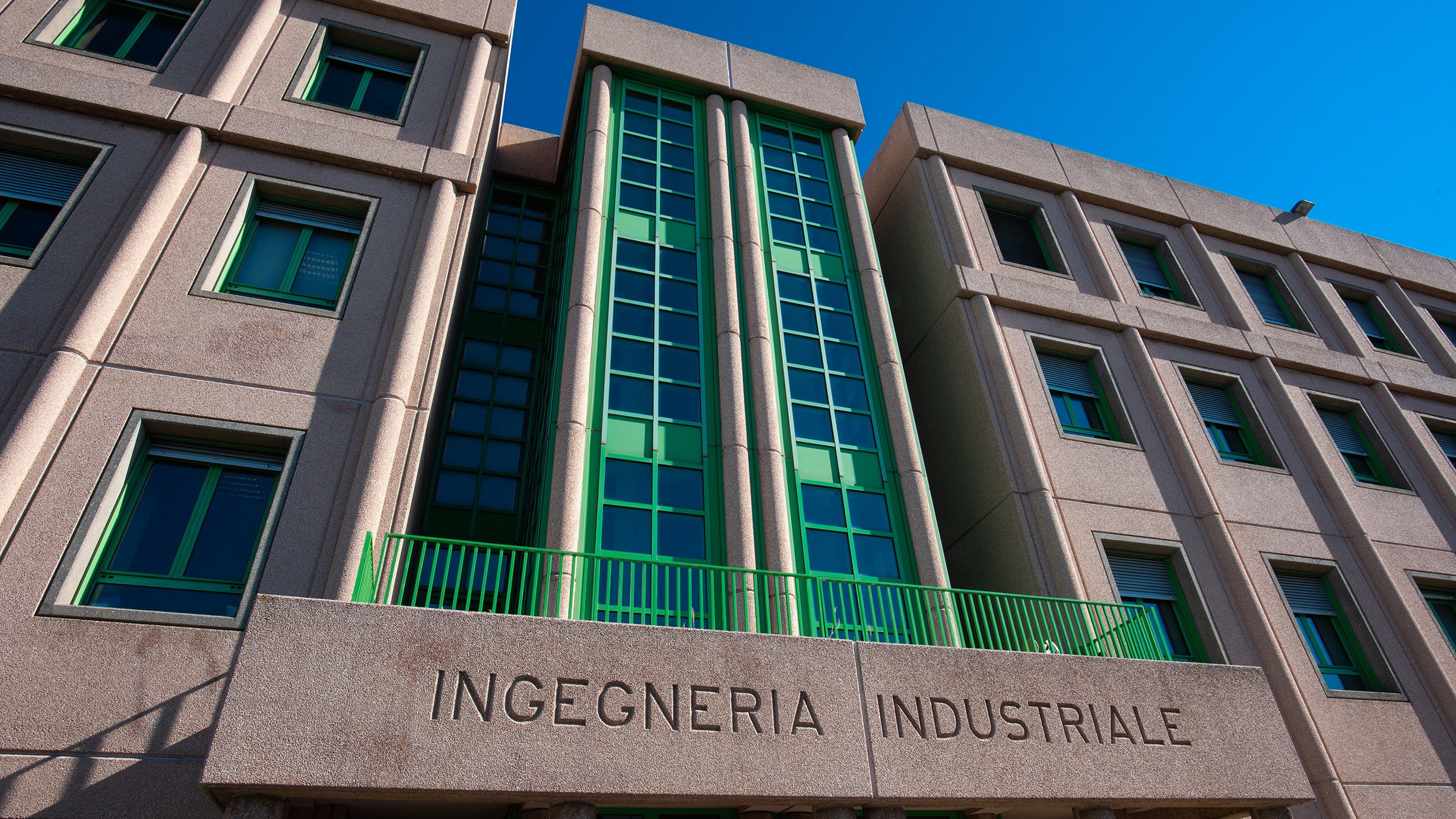 Facciata dell'edificio di Ingegneria Industriale dove al piano terra è ubicata la Biblioteca d'Area di Ingegneria